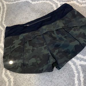 DARK GREEN CAMO LULULEMON SPEED UP 2' 5" ATHLETIC SHORTS